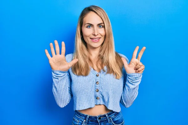 Młoda Kaukaska Kobieta Luźnych Ubraniach Pokazuje Wskazuje Palcami Numer Osiem — Zdjęcie stockowe