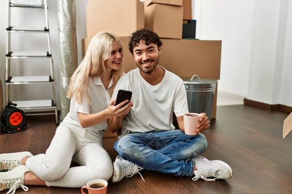 Junges Schönes Paar Trinkt Mit Laptop Kaffee Neuen Zuhause — Stockfoto