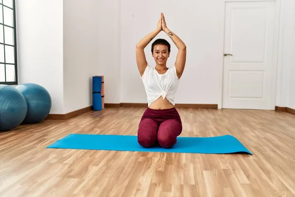 Junge Hispanische Frau Lächelt Selbstbewusst Yoga Sportzentrum — Stockfoto