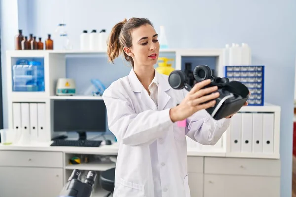 Young Woman Wearing Scientist Uniform Holding Virtual Reality Goggles Laboratory — Stok fotoğraf