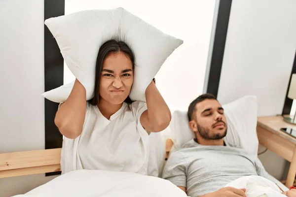 Kvinna Täcker Öronen Med Kudde Irriterad För Snarkning Liggande Sängen — Stockfoto