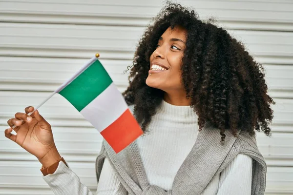 Νεαρή Αφροαμερικανή Γυναίκα Χαμογελά Ευτυχισμένη Κρατώντας Σημαία Της Ιταλίας Στην — Φωτογραφία Αρχείου