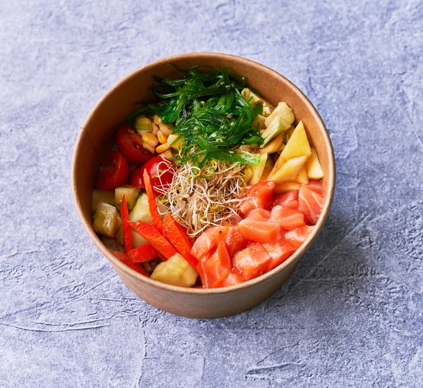 Delicioso Tirar Poke Bowl Uma Superfície Concreto — Fotografia de Stock