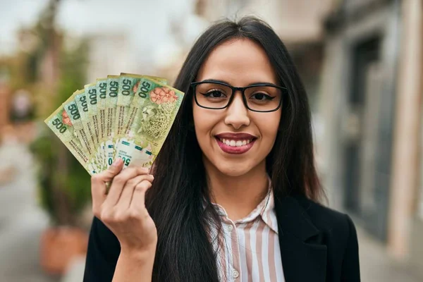 Young Hispanic Businesswoman Holding Argentina Pesos Banknotes City — Stock Photo, Image