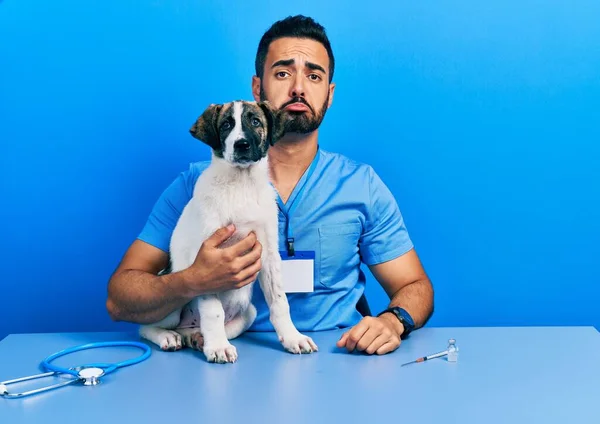 Красивый Латиноамериканец Ветеринар Бородой Проверяющий Здоровье Собаки Депрессии Беспокоящийся Беде — стоковое фото