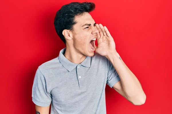 Joven Hispano Vestido Con Ropa Casual Gritando Gritando Fuerte Lado —  Fotos de Stock