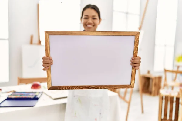 Young Latin Woman Smiling Confident Holding Whiteboard Art Studio — ストック写真