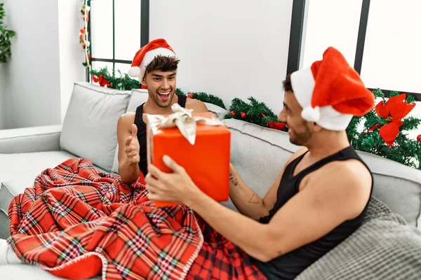 Spanyol Erkek Noel Evde Otururken Hediyeyle Sürpriz Yapıyor — Stok fotoğraf