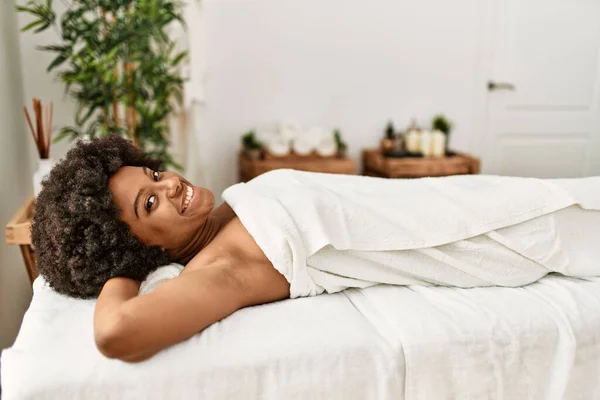 Ung Afrikansk Amerikansk Kvinna Ler Säker Liggande Massage Bord Skönhetscenter — Stockfoto
