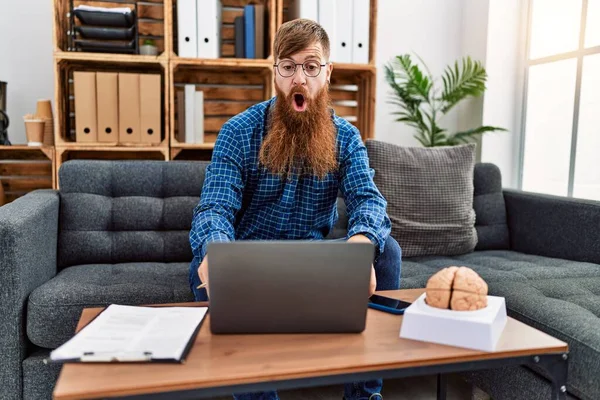 Psikoloji Kliniğinde Çalışan Uzun Sakallı Kızıl Saçlı Adam Korkmuş Ağzı — Stok fotoğraf