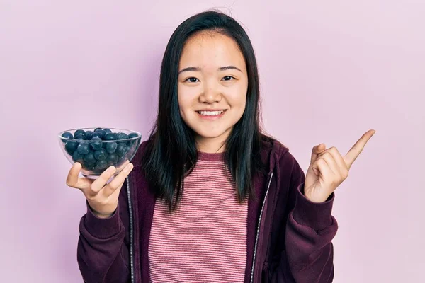 Fiatal Kínai Lány Kezében Áfonya Mosolyog Boldog Mutató Kéz Ujj — Stock Fotó