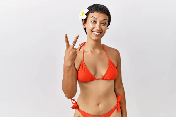 Mujer Hispana Joven Con Pelo Corto Con Bikini Mostrando Señalando —  Fotos de Stock