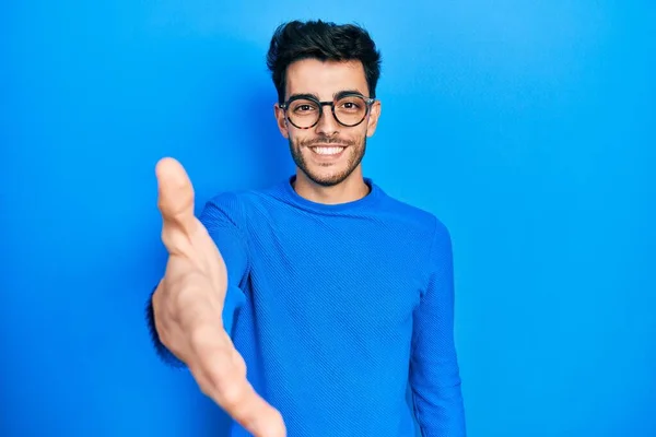 Joven Hombre Hispano Vistiendo Ropa Casual Gafas Sonrientes Amistosas Ofreciendo —  Fotos de Stock