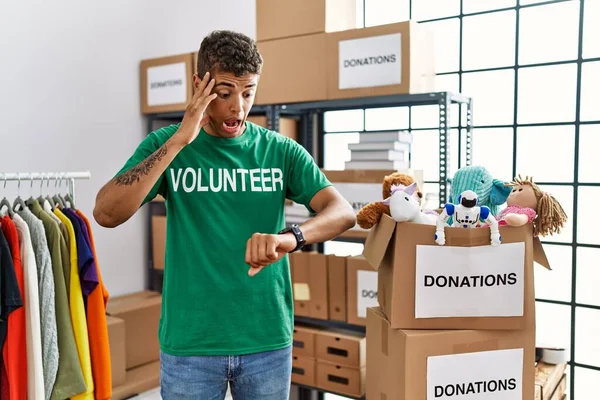 Young Handsome Hispanic Man Wearing Volunteer Shirt Donations Stand Looking — Stockfoto