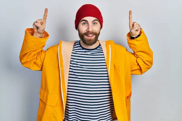 Homem Caucasiano Com Barba Vestindo Capa Chuva Amarela Sorrindo Espantado — Fotografia de Stock