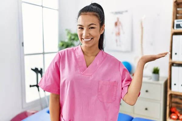 Young Hispanic Woman Working Pain Recovery Clinic Smiling Cheerful Presenting — Stock Photo, Image