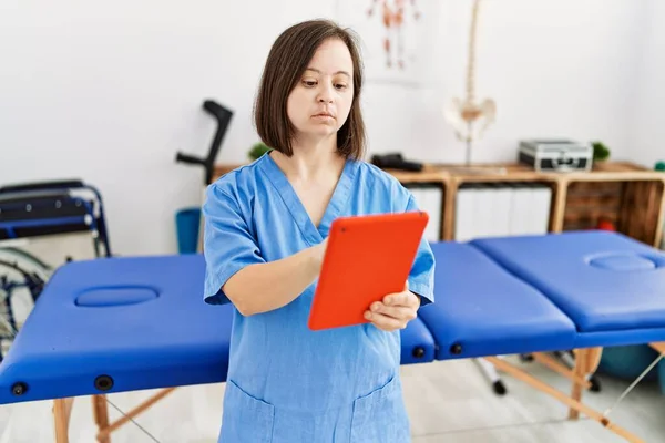 Mujer Morena Con Síndrome Trabajando Con Tableta Clínica Fisioterapia —  Fotos de Stock
