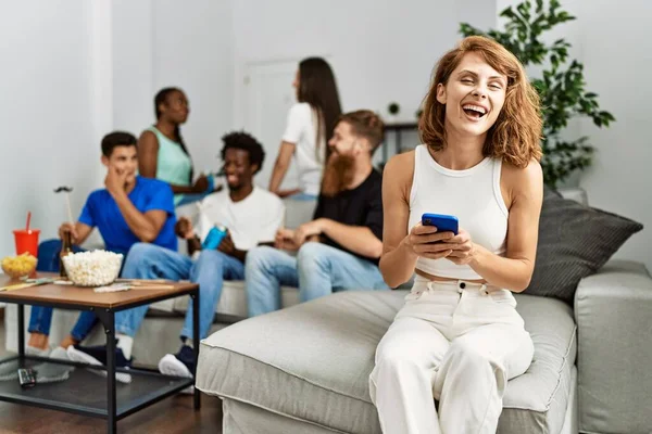 Eine Gruppe Junger Freunde Sitzt Glücklich Lächelnd Auf Dem Sofa — Stockfoto