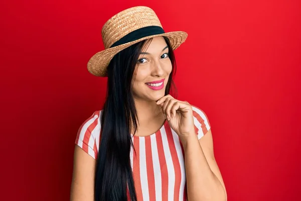 Young Latin Woman Wearing Summer Hat Smiling Looking Confident Camera — Stockfoto