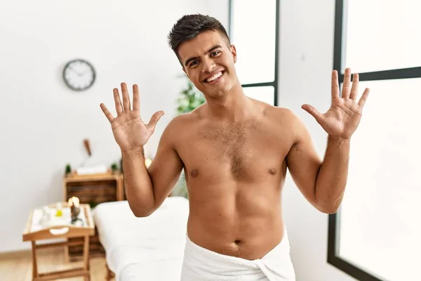 Young Hispanic Man Standing Shirtless Spa Center Showing Pointing Fingers — Fotografia de Stock