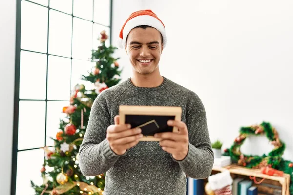 Genç Spanyol Adam Evde Noel Ağacının Yanında Fotoğrafa Bakıyor — Stok fotoğraf