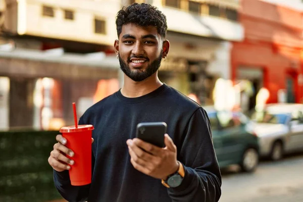 Jovem Árabe Homem Usando Smartphone Beber Refrigerante Rua — Fotografia de Stock