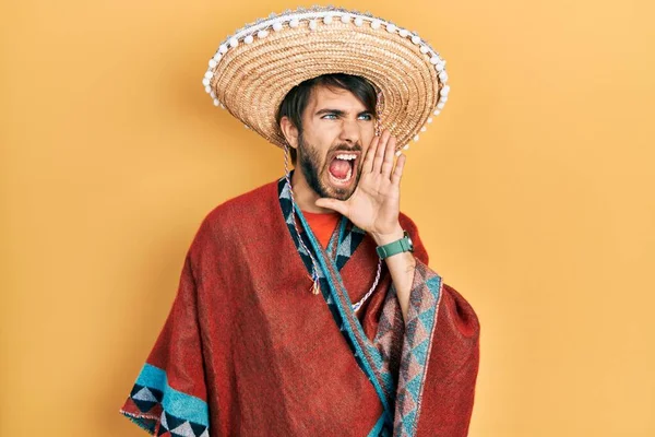 Young Hispanic Man Holding Mexican Hat Shouting Screaming Loud Side — Fotografia de Stock