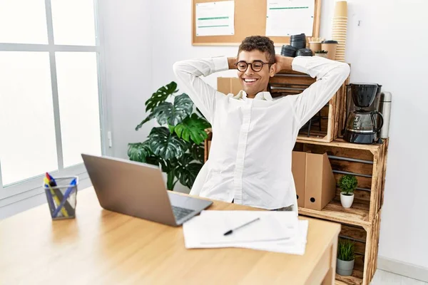 Jovem Hispânico Relaxante Trabalhando Com Laptop Escritório Negócios — Fotografia de Stock