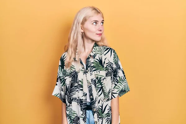 Hermosa Mujer Caucásica Con Pelo Rubio Con Camisa Tropical Sonriendo — Foto de Stock