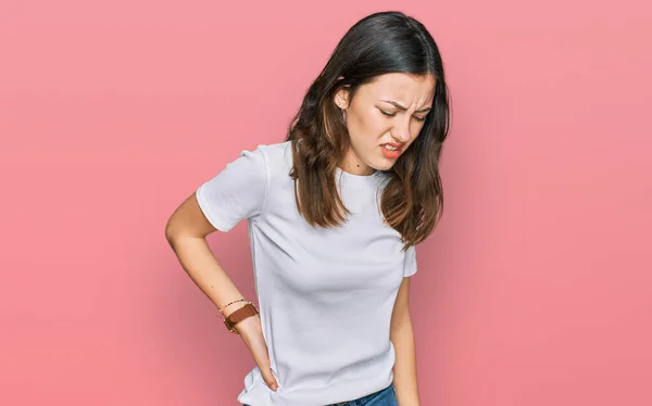 Mujer Hermosa Joven Con Camiseta Blanca Casual Que Sufre Dolor —  Fotos de Stock