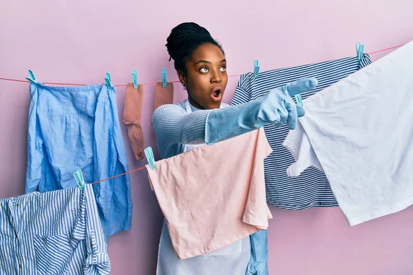 African American Woman Braided Hair Washing Clothes Clothesline Pointing Finger — 图库照片