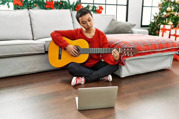 Mujer Hispana Con Pelo Corto Aprendiendo Guitarra Clásica Actitud Pensamiento — Foto de Stock