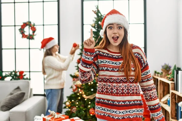 Beautiful Couple Home Standing Christmas Tree Pointing Finger Successful Idea — Fotografia de Stock