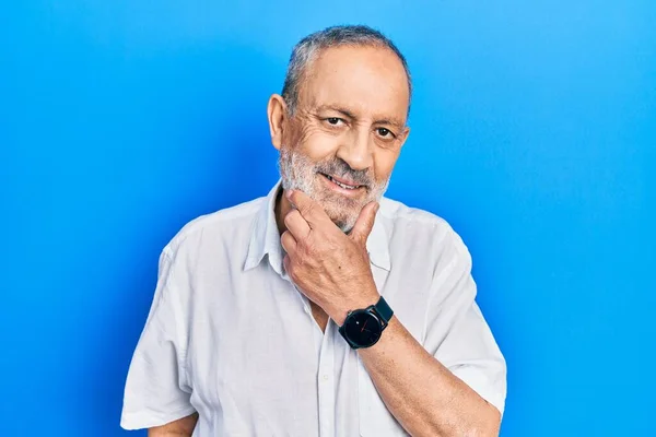 Bonito Homem Sênior Com Barba Vestindo Camisa Branca Casual Olhando — Fotografia de Stock