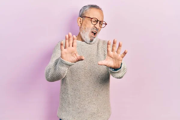 Hübscher Älterer Mann Mit Bart Lässigem Pullover Und Brille Ängstlich — Stockfoto