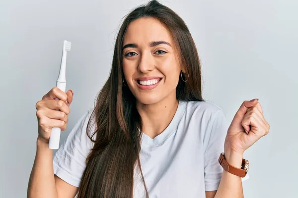 Jong Hispanic Meisje Met Elektrische Tandenborstel Schreeuwen Trots Vieren Overwinning — Stockfoto