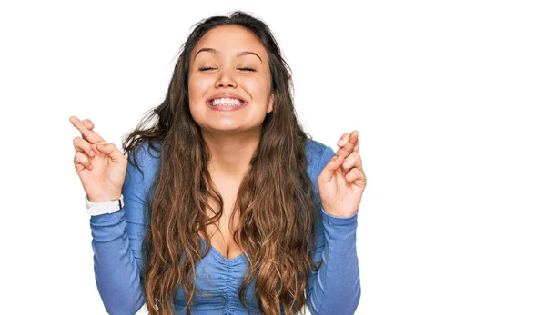 Giovane Ragazza Ispanica Indossa Abiti Casual Gesticolando Dito Incrociato Sorridendo — Foto Stock