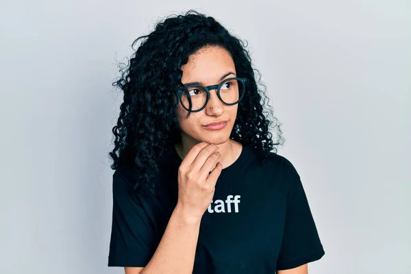 Young Hispanic Woman Curly Hair Wearing Staff Shirt Hand Chin — Foto Stock