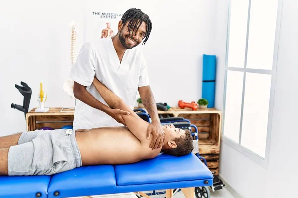 Dos Hombres Fisioterapeuta Paciente Que Tienen Sesión Rehabilitación Brazo Estiramiento — Foto de Stock