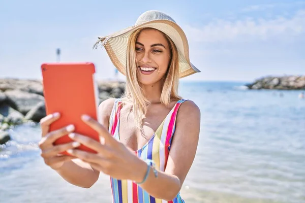 Young Blonde Girl Wearing Summer Hat Make Selfie Touchpad Beach — 스톡 사진