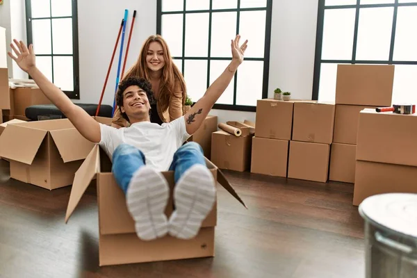 Gülümseyen Genç Bir Çift Yeni Evlerinde Karton Kutuyla Oynarken Mutlu — Stok fotoğraf
