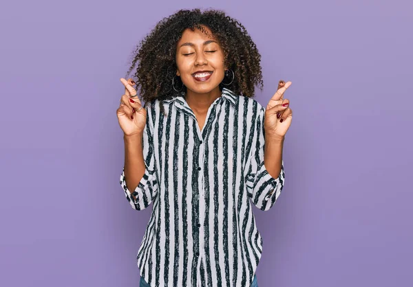 Jovem Afro Americana Vestindo Roupas Casuais Gesticulando Dedo Cruzado Sorrindo — Fotografia de Stock