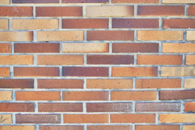 Çatlak kiremitler ve çimentoyla tuğla duvar dokusu. Klasik tuğla duvar yüzey arkaplanı