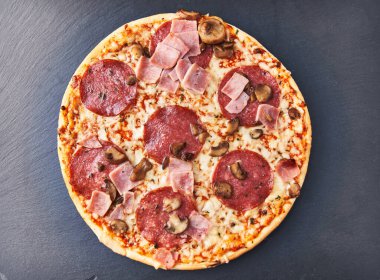 Tahta yüzeyde nefis İtalyan pizzası