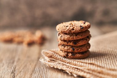  Tahta bir masada lezzetli çikolatalı kurabiyeler.
