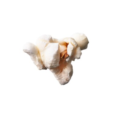  Beyaz arka planda izole edilmiş lezzetli tuzlu patlamış mısır.