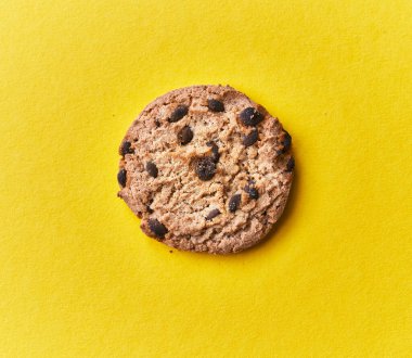  Sarı arka planda lezzetli çikolatalı kurabiye.