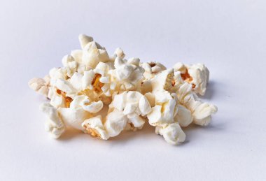  Beyaz arka planda izole edilmiş tuzlu patlamış mısırlar.