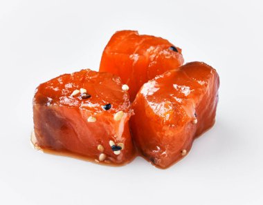  Beyaz arka planda izole edilmiş taze somon balıkları.