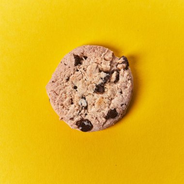  Sarı arka planda lezzetli çikolatalı kurabiye.